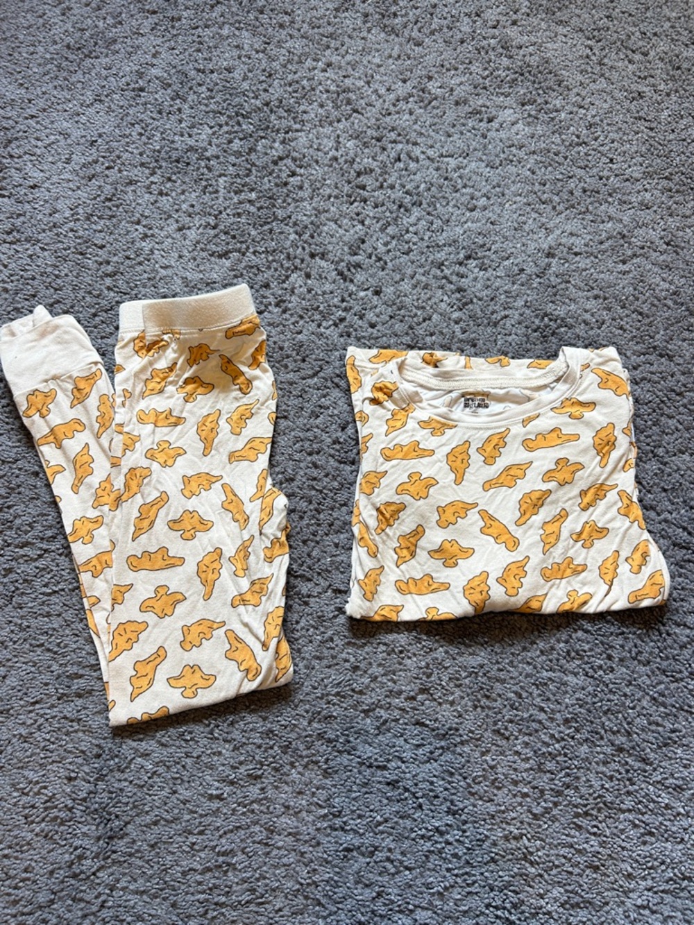 Dream big little co. Chicken Nugget set. Size 5/6t